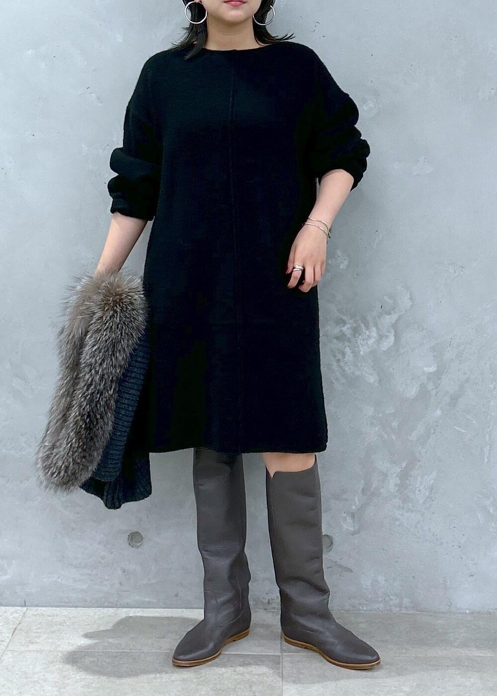 ブラック系のブーツ、グレー系のストール/ショールを着用したレディースの秋コーディネートの3枚目の写真