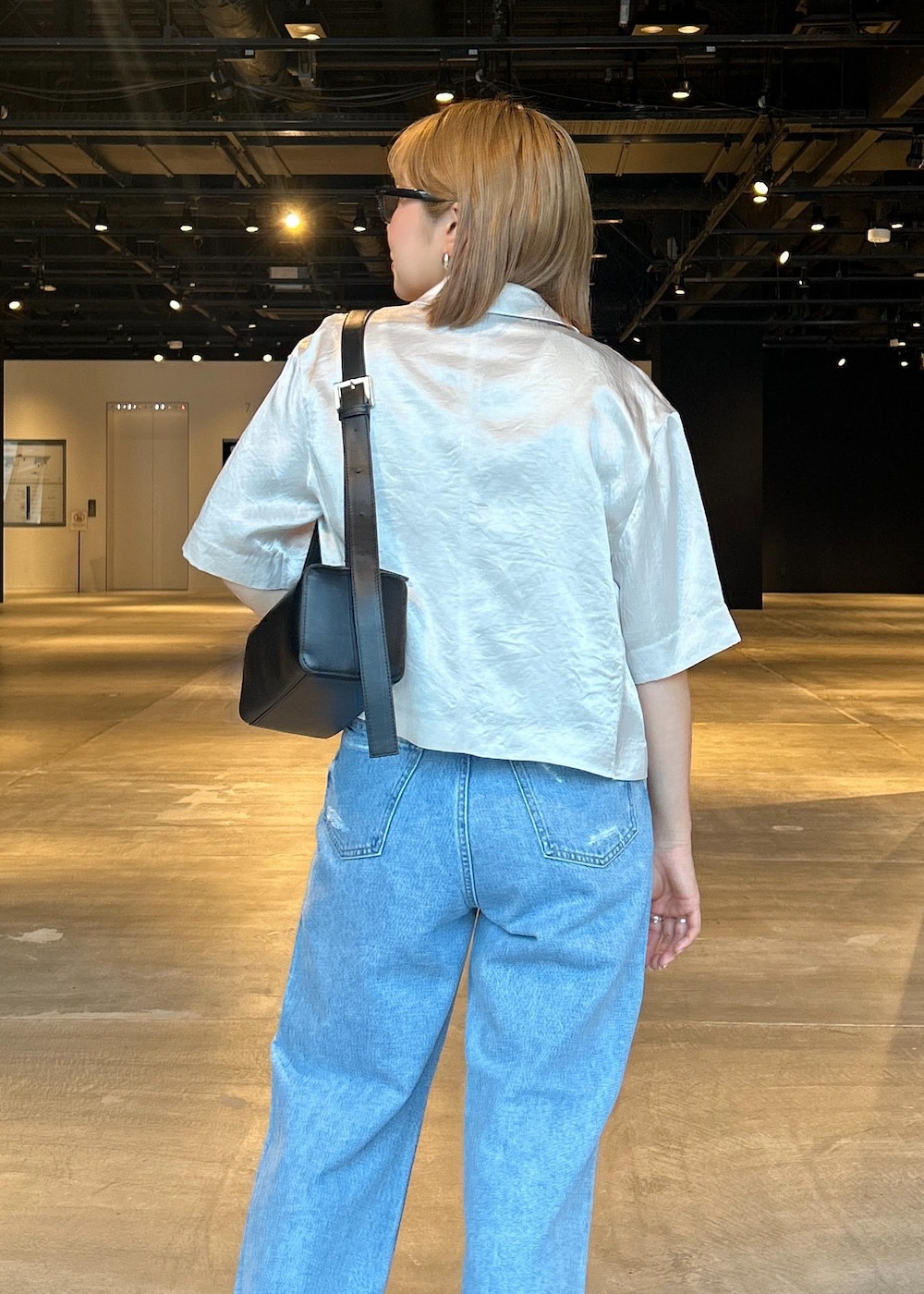 「レッドカード、REDCARD、ホワイト、グレー、ジャケット、半袖、セットアップ、パンツ、デニム、ワイド、ライトブルー、サンダル、ヒール、サロンアダムエロペ、SALON adam et ropé」|「SALON adam et rope'のビーズかぎ針キャミソール(キャミソール、ベージュ系)」を使った、Natsuさん(レディース・158cm)の夏コーディネートの3枚目の写真