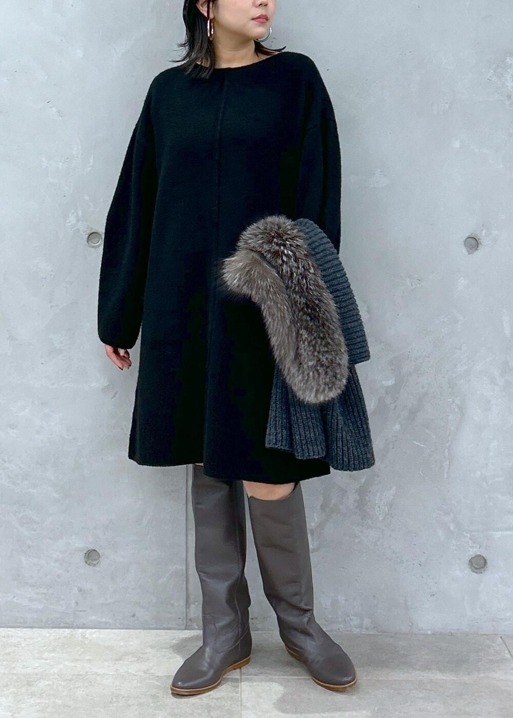 ブラック系のブーツ、グレー系のストール/ショールを着用したレディースの秋コーディネートの7枚目の写真