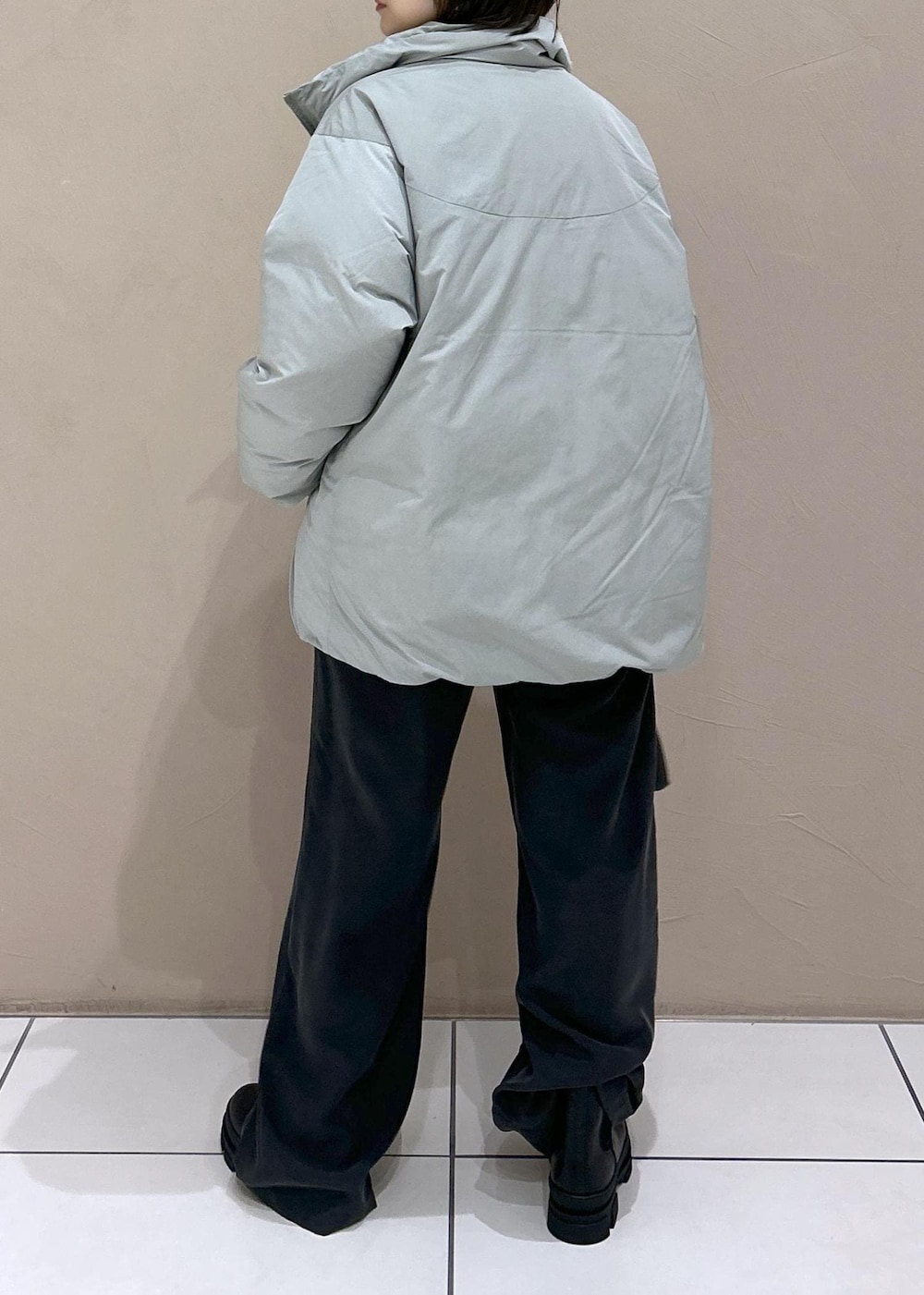 ブラック系のブーツ、ブラック系のその他パンツ、ホワイト系のニット/セーターを着用したレディースの秋コーディネートの5枚目の写真