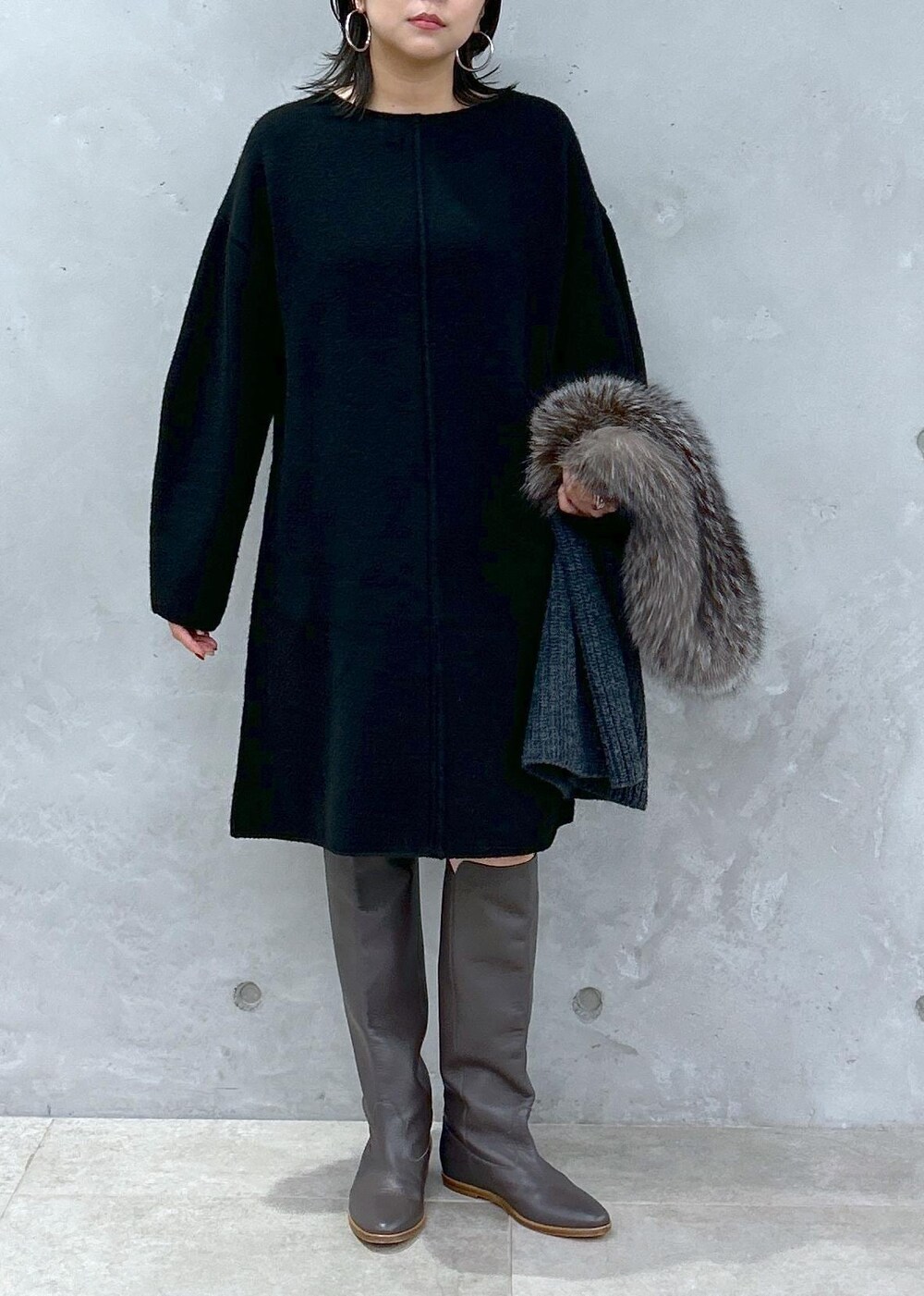 ブラック系のブーツ、グレー系のストール/ショールを着用したレディースの秋コーディネートの6枚目の写真