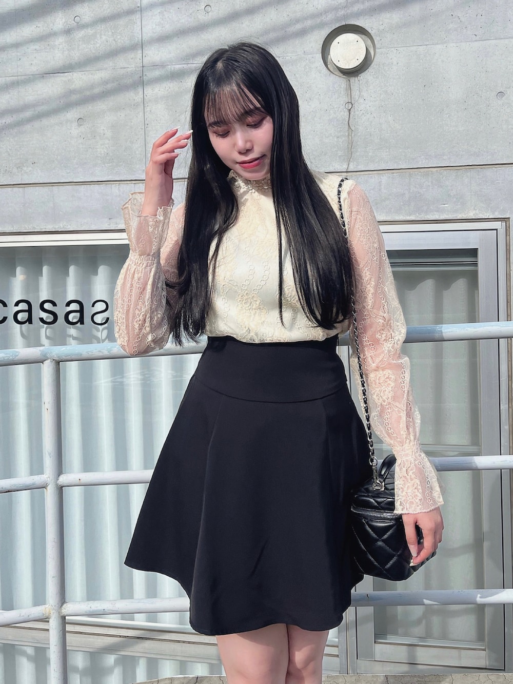 「秋服まるっと大公開、秋服、カジュアルコーデ、お出かけコーデ、ガーリー、ガーリーコーデ」｜「titty＆Co. PETITの【titty&Co. 】シアーレースパールトップス（シャツ/ブラウス、ホワイト系）」を使った、TITTY&CO. staffさん（レディース・159cm）の秋コーディネートの2枚目の写真