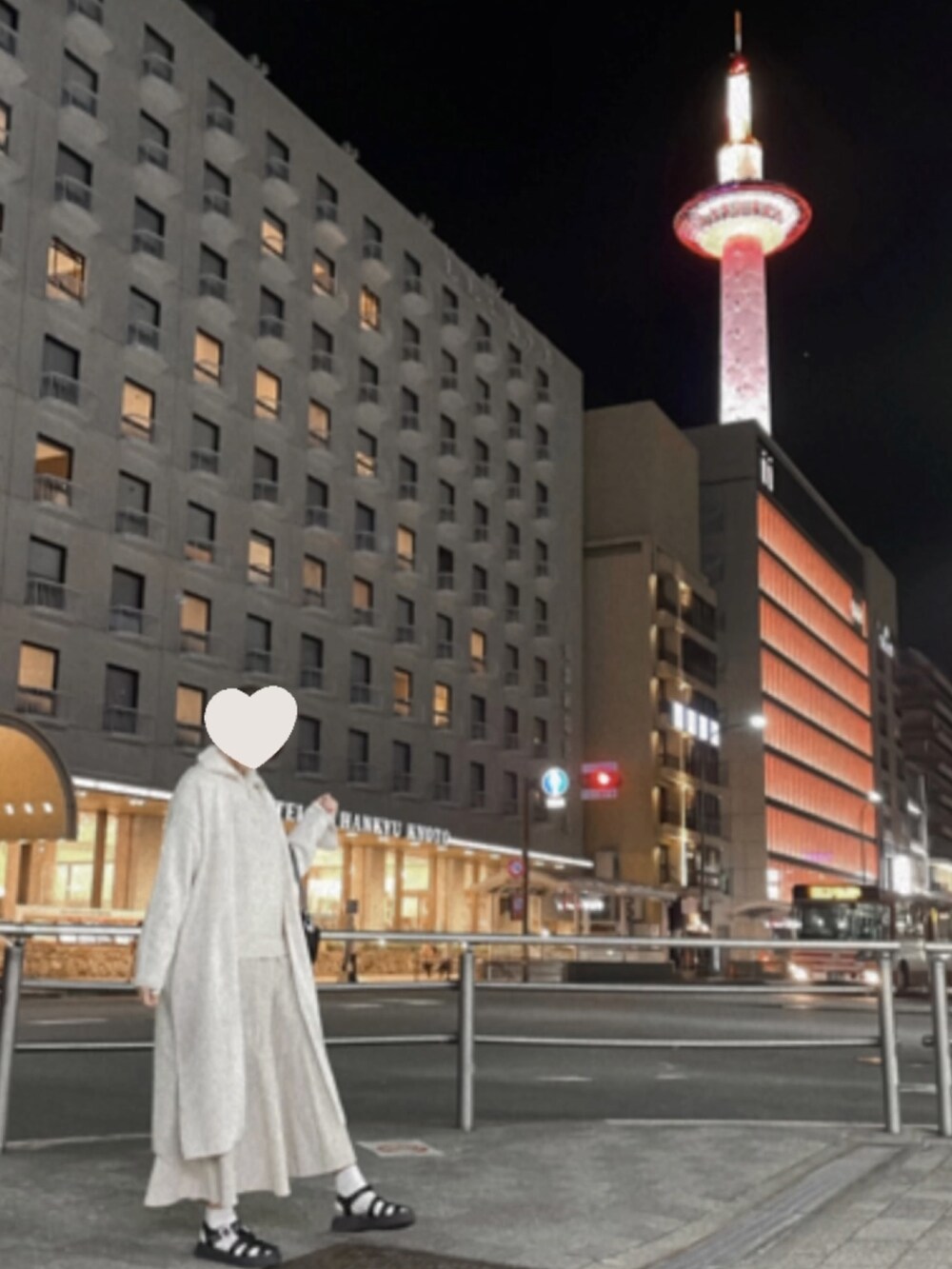 ホワイト系のニット/セーター、ベージュ系のスカート、ブラック系のサンダルを着用したレディースの秋コーディネートの2枚目の写真