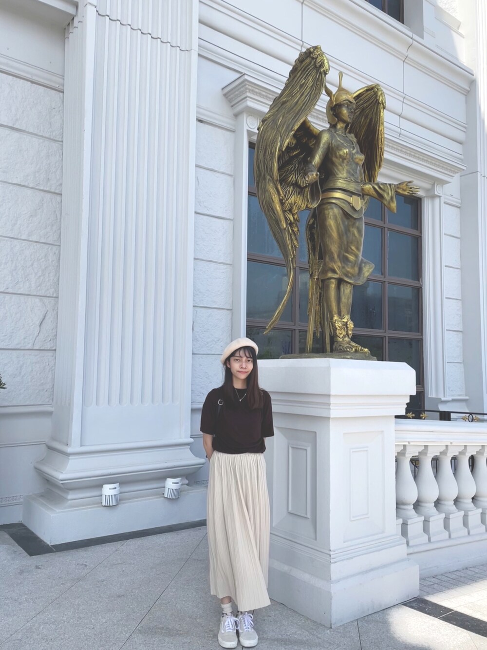 ホワイト系のスカート、ブラウン系のトップスを着用したレディースの秋コーディネートの2枚目の写真