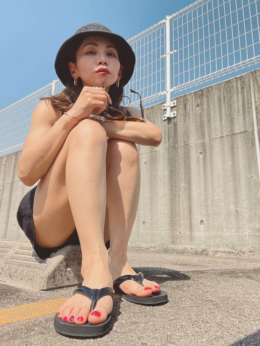 PRADAのビーチサンダルを使ったレディース人気ファッション