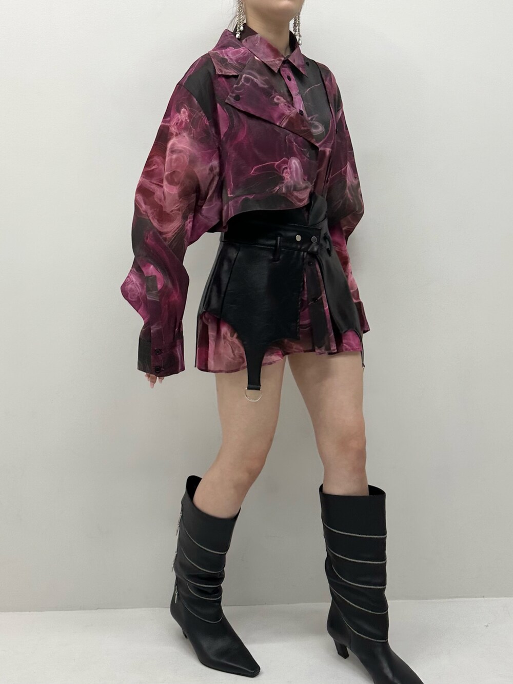 ピンク系のシャツ/ブラウス、ブラック系のベルトを着用したレディースの夏コーディネートの2枚目の写真