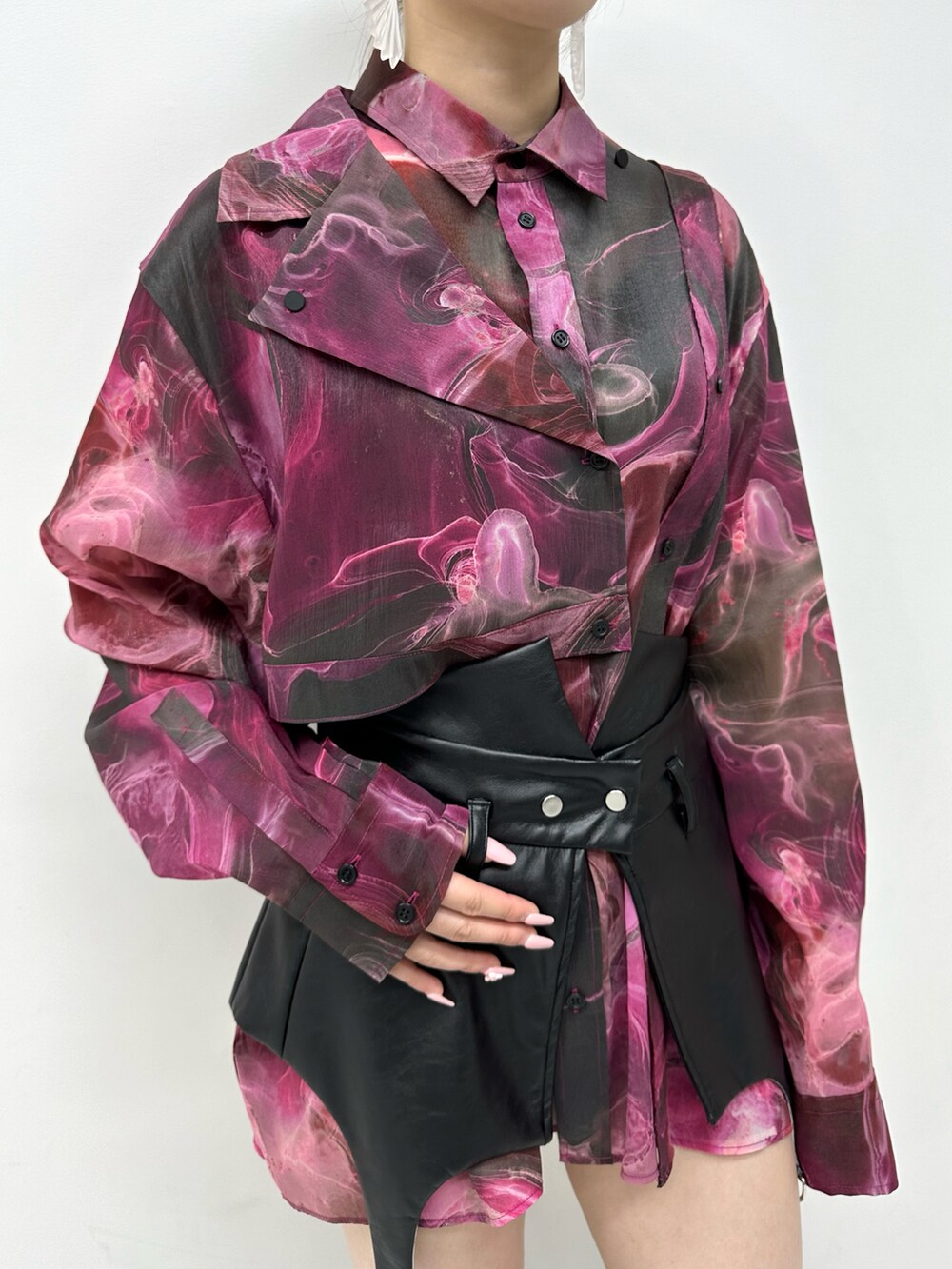 ピンク系のシャツ/ブラウス、ブラック系のベルトを着用したレディースの夏コーディネートの3枚目の写真