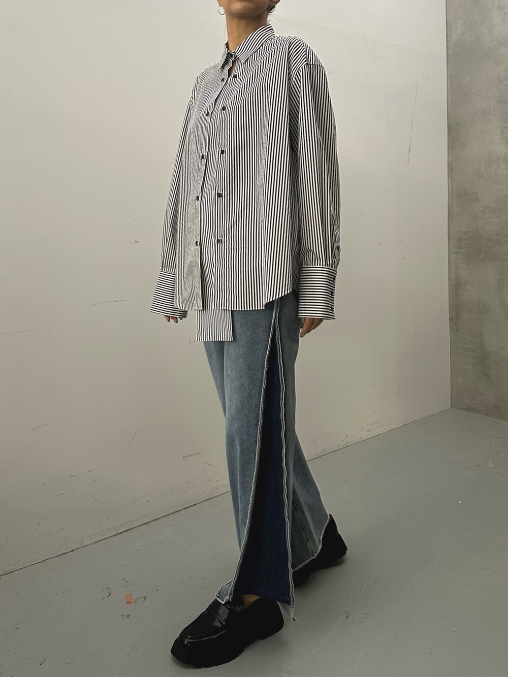 ブラウン系のシャツ/ブラウス、ブルー系のデニムパンツを着用したレディースの秋コーディネートの2枚目の写真