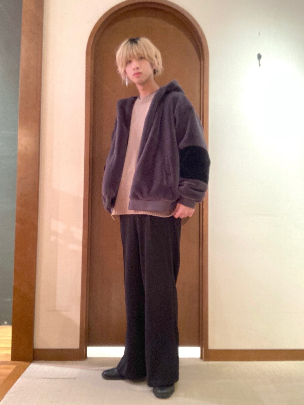 「ワイドパンツ、ブーツ、レイヤードスタイル、ヒールブーツ、ビッグシルエット、きれいめカジュアル、パーカー、お洒落さんとつながりたい、リラックススタイル、ラフ、プチプラ、大人カジュアル」｜「U.S. POLO ASSN.の1ポイント刺繍クルーネックニット（ニット/セーター、ベージュ系）」を使った、エビケンさん（メンズ・180cm）の冬コーディネートの2枚目の写真