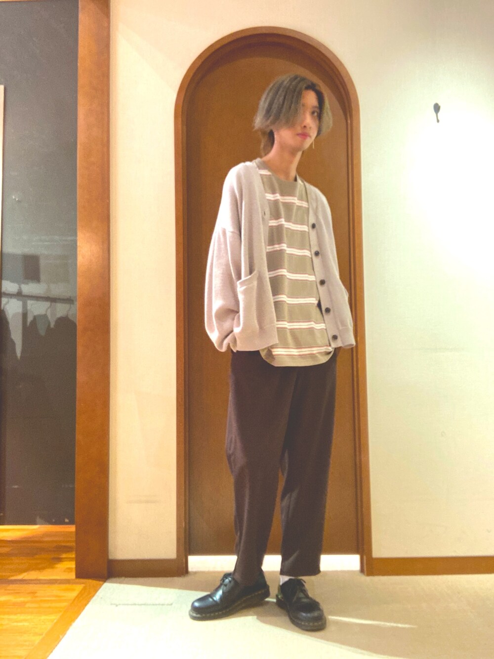 ベージュ系のTシャツ/カットソー、グレー系のカーディガン/ボレロ、ブラック系のドレスシューズを着用したメンズの秋コーディネートの2枚目の写真