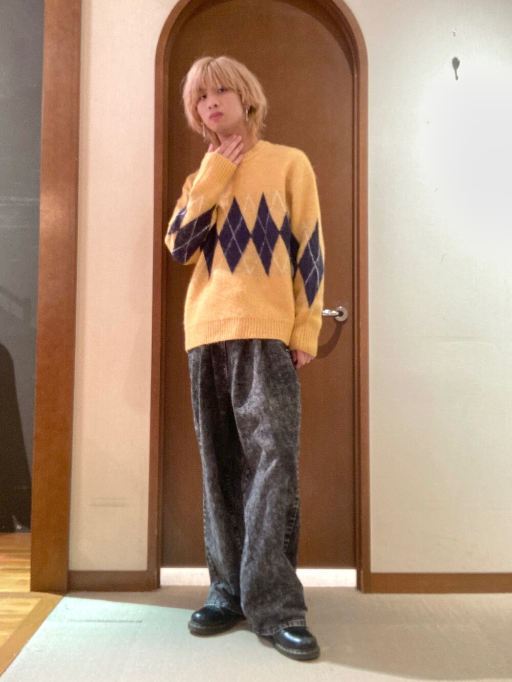 「カラーニット、ニット、ニットコーデ、デニム、デニムパンツ、ユニセックス」｜「CPCMのアーガイル起毛ニットプルオーバー（ニット/セーター、イエロー系）」を使った、エビケンさん（メンズ・180cm）の秋コーディネートの2枚目の写真
