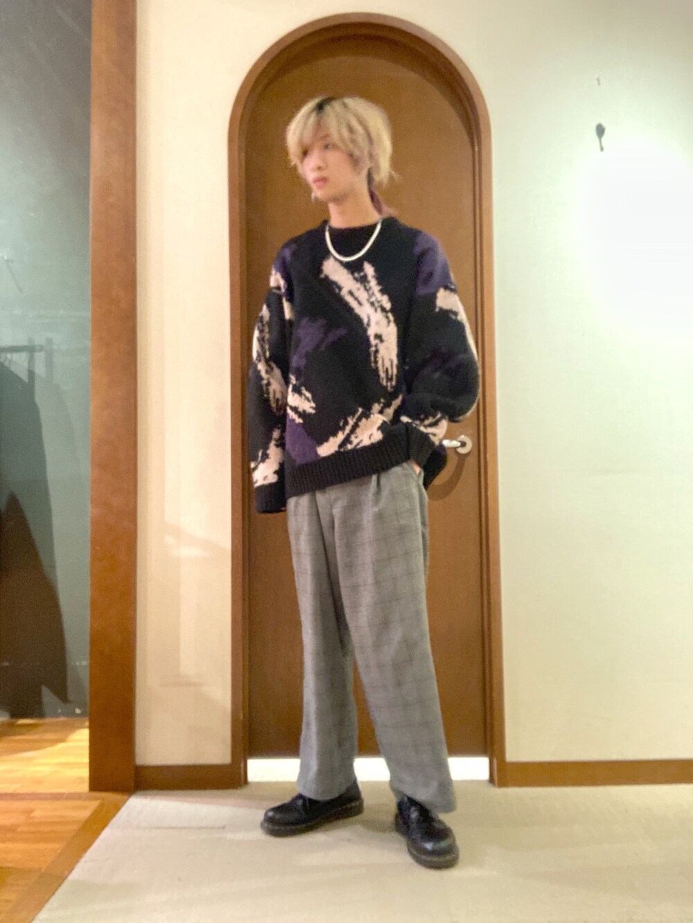 「スラックス、チェック、ニット、冬コーデ、ワイドパンツ、ビッグシルエット、シンプルコーデ、休日コーデ、カジュアル、シンプル、シンプルスタイル、ootd」｜「CPCMのアソート柄ジャガードニットプルオーバー（ニット/セーター、ブラック系）」を使った、エビケンさん（メンズ・180cm）の冬コーディネートの2枚目の写真