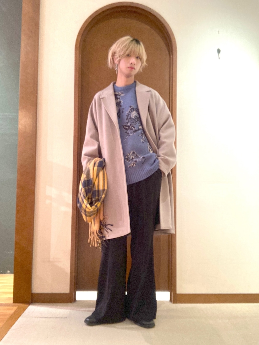 「ワイドパンツ、ロングコート、ビッグシルエット、ブーツ、ヒールブーツ、シンプルコーデ、マフラー、きれいめカジュアル、お洒落さんとつながりたい」｜「Loose/ルースのドレープ ワイドフレアスラックス【セットアップ対応】（スラックス、ブラック系）」を使った、エビケンさん（メンズ・180cm）の冬コーディネートの2枚目の写真