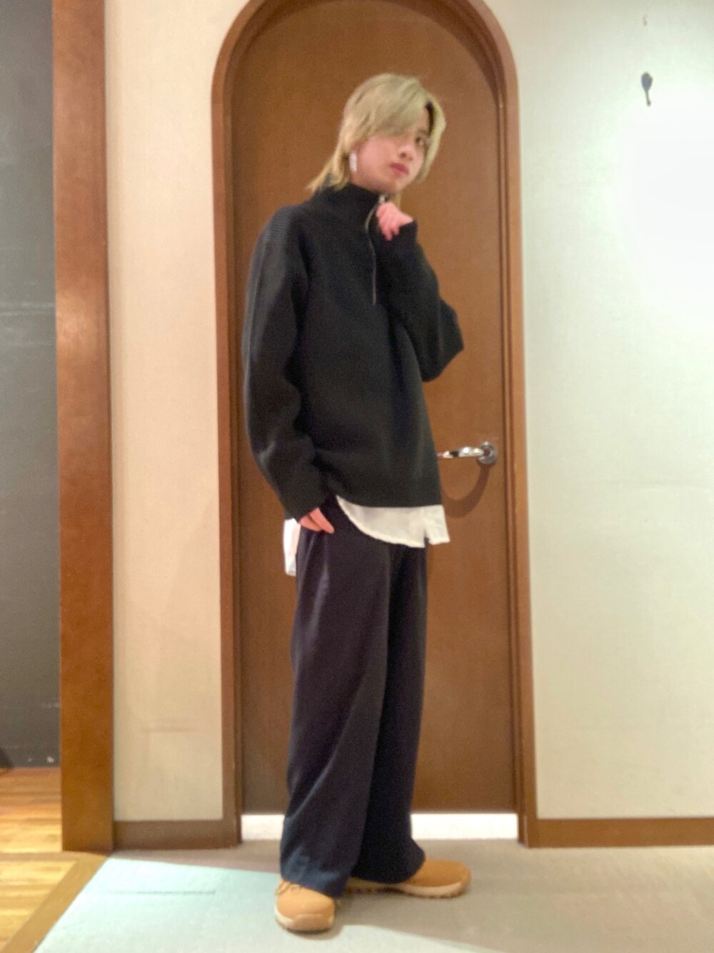 「クリスマスに着たい服、ダウンジャケット、レイヤードスタイル、ハーフジップ、ワイドパンツ、きれいめカジュアル、いいね、save、フォローお願いします🤑、おしゃれさんと繋がりたい、ブラック」｜「CPCMの畦編みハーフジップニットプルオーバー（ニット/セーター、ブラック系）」を使った、エビケンさん（メンズ・180cm）の冬コーディネートの2枚目の写真