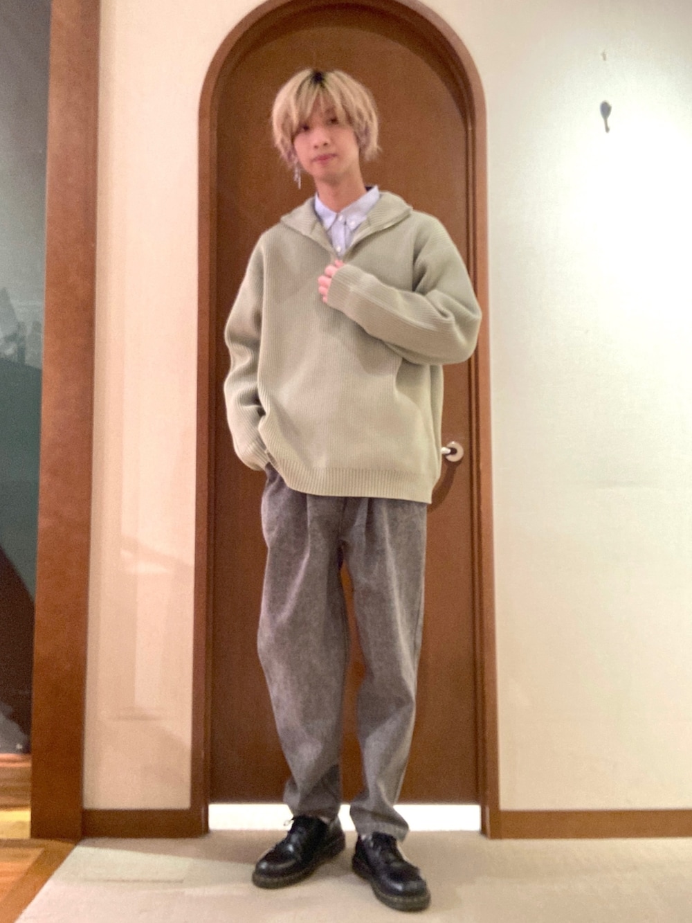 「きれいめカジュアル、ニット、ビッグシルエット、ハーフジップ、シンプルコーデ、休日コーデ、カジュアル、シンプル、シンプルスタイル、いいね、save、フォローお願いします🤑、デニムパンツ」｜「CPCMの畦編みハーフジップニットプルオーバー（ニット/セーター、グリーン系）」を使った、エビケンさん（メンズ・180cm）の冬コーディネートの2枚目の写真