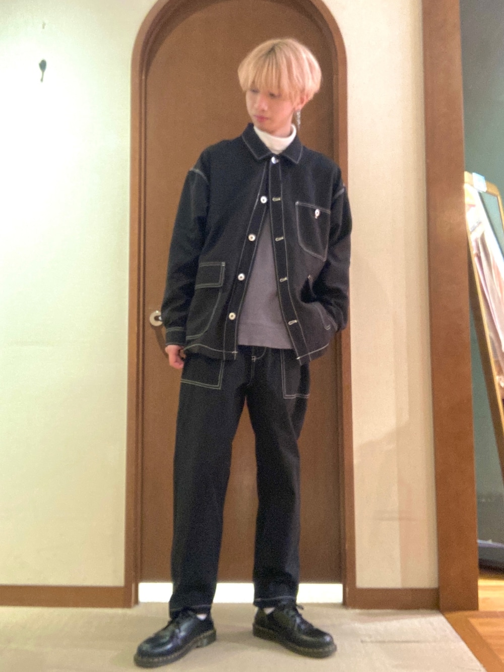 「シンプルコーデ、きれいめカジュアル、ロングコート、大人コーデ、カジュアルコーデ、シンプル、ストリートコーデ、オールブラック、ブラック、ブラックコーデ、セットアップ、カバーオール」｜「CPCMのM65モッズコート（モッズコート、ブラック系）」を使った、エビケンさん（メンズ・180cm）の冬コーディネートの3枚目の写真