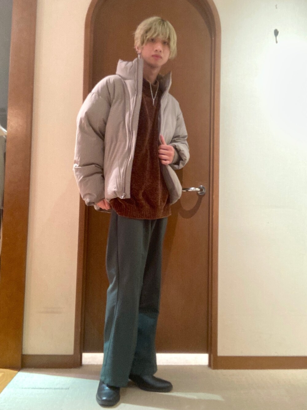 「おしゃれさんと繋がりたい、いいね、save、フォローお願いします🤑、クリスマスに着たい服、ブーツ、ダウンジャケット、レイヤードスタイル、フレアパンツ、きれいめカジュアル、秋冬コーデ、オトナカジュアル」｜「Rocky MonroeのTRストレッチ ブーツカットイージースラックスフレアパンツ 美シルエット（スラックス、グリーン系）」を使った、エビケンさん（メンズ・180cm）の冬コーディネートの2枚目の写真