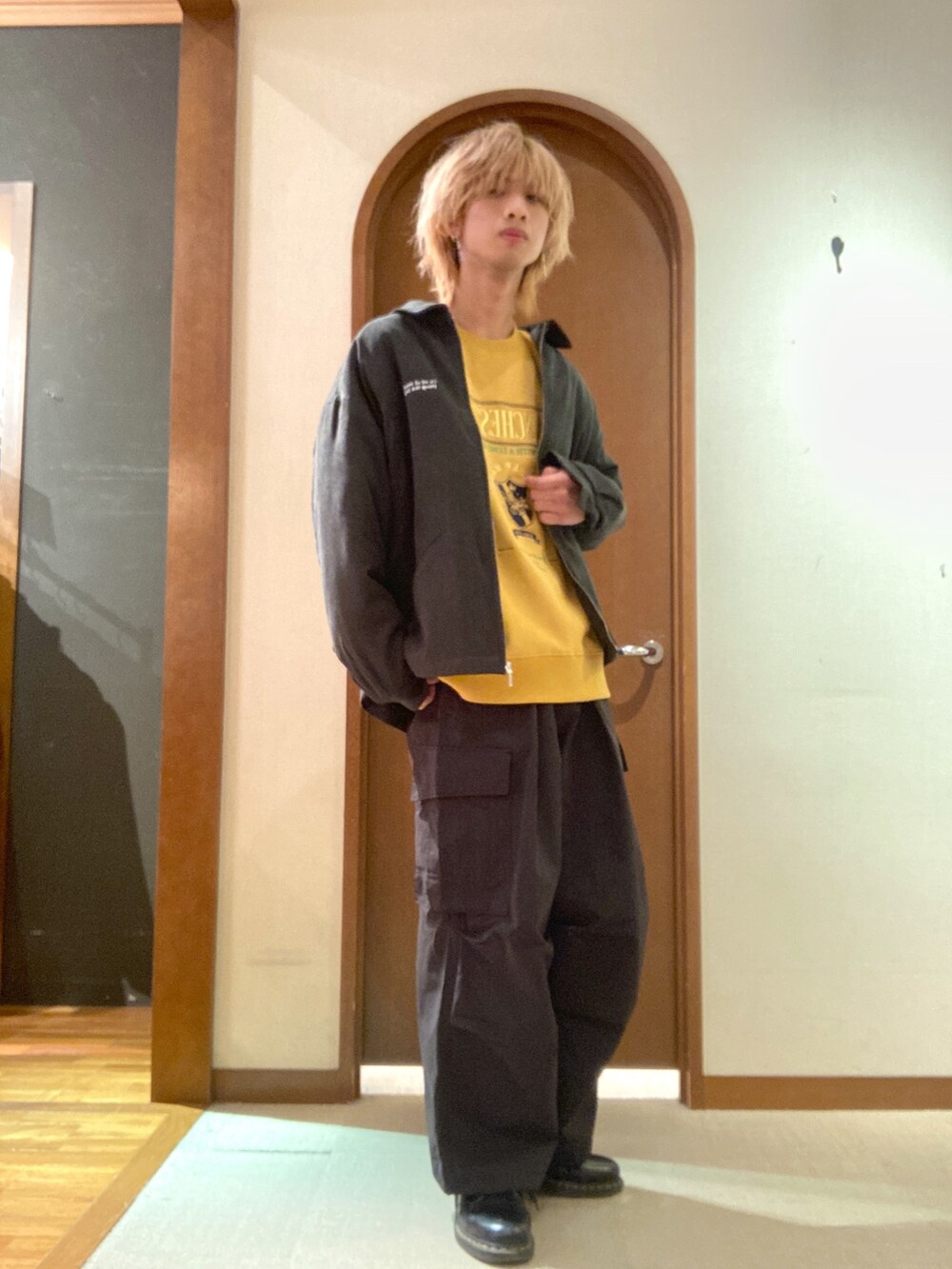 「ストリート、カジュアル、大人カジュアル、スウェット、カーゴパンツ」｜「CPCMの13オンス裏起毛カレッジロゴ刺繍スウェット（スウェット、イエロー系）」を使った、エビケンさん（メンズ・180cm）の秋コーディネートの2枚目の写真