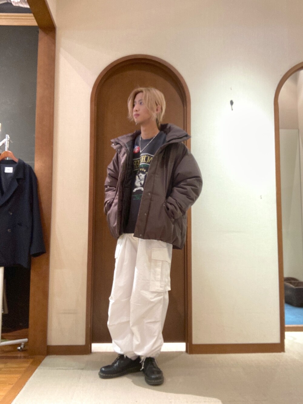 「ビッグシルエット、ブーツ、ダウンジャケット、スウェット、ロゴスウェット、カーゴパンツ、ストリート、オトナカジュアル」｜「CPCMのストレッチハイネック中綿ジャケット（ダウンジャケット/コート、グレー系）」を使った、エビケンさん（メンズ・180cm）の秋コーディネートの2枚目の写真