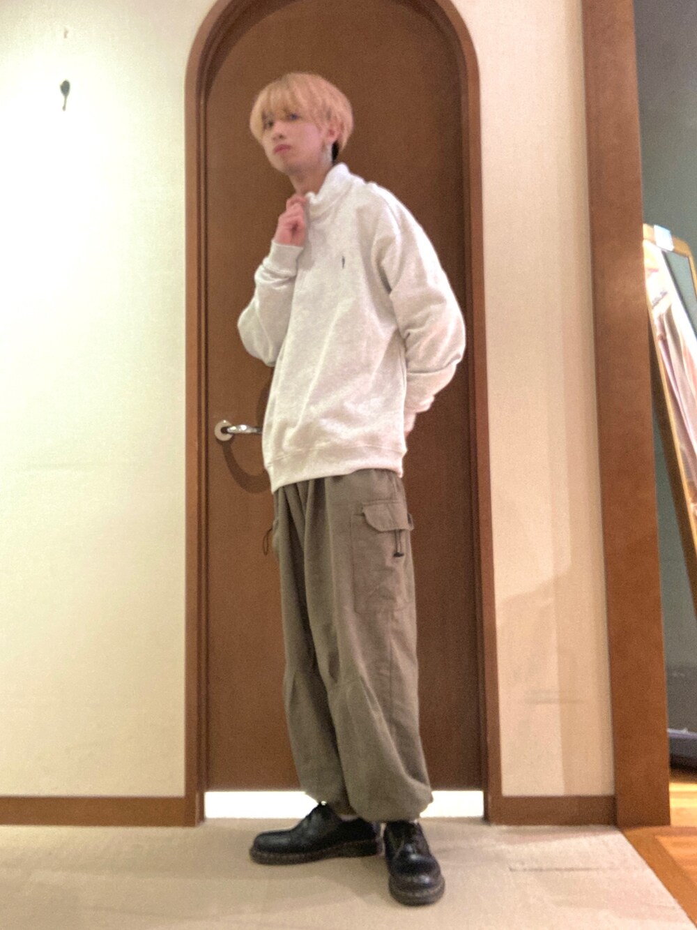 「シンプルコーデ、タートルネック、淡色コーデ、きれいめカジュアル、カーゴパンツ、休日スタイル、カジュアルコーデ、大人コーデ」｜「CPCMのストレッチスタンド中綿ブルゾン（ダウンジャケット/コート、グレー系）」を使った、エビケンさん（メンズ・180cm）の冬コーディネートの2枚目の写真