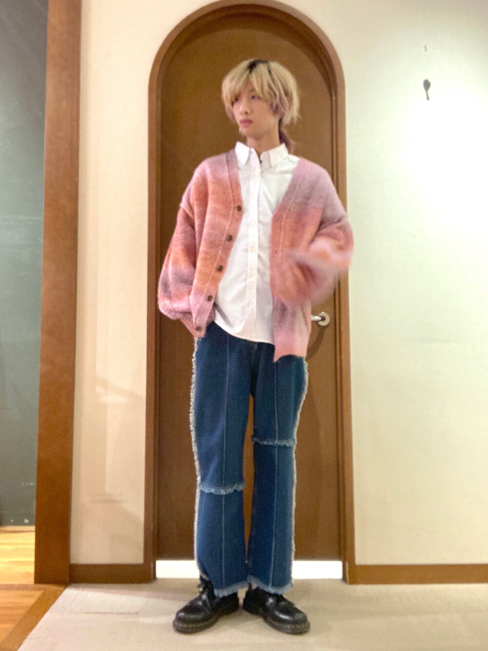 「きれいめカジュアル、ニット、デニム、シンプルコーデ、休日コーデ、シンプル、シンプルスタイル、ビックシルエット、ootd、デニムパンツ、いいね、save、フォローお願いします🤑、ゆるコーデ、春、春コーデ、デート」｜「CPCMのグラデーションBIGニットカーディガン（カーディガン/ボレロ、パープル系）」を使った、エビケンさん（メンズ・180cm）の冬コーディネートの2枚目の写真
