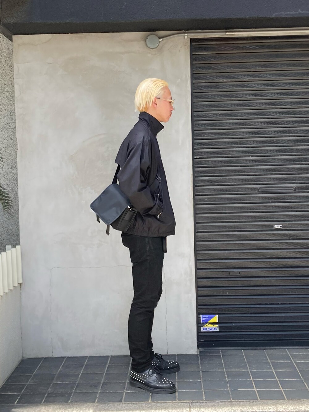 ブラック系のブルゾン、ブラック系のショルダーバッグを着用したメンズの春コーディネートの2枚目の写真