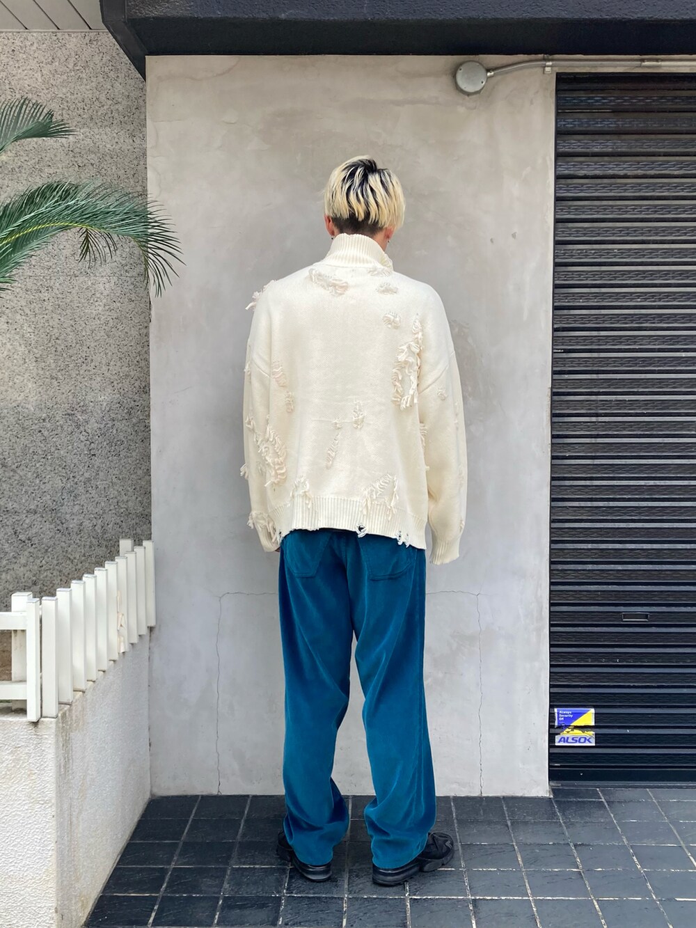 ホワイト系のニット/セーターを着用したメンズの秋コーディネートの3枚目の写真