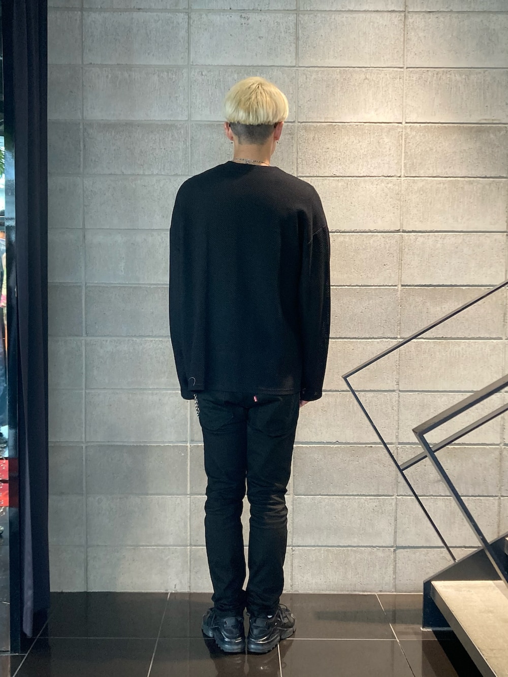 ブラック系のカーディガン/ボレロを着用したメンズの夏コーディネートの3枚目の写真