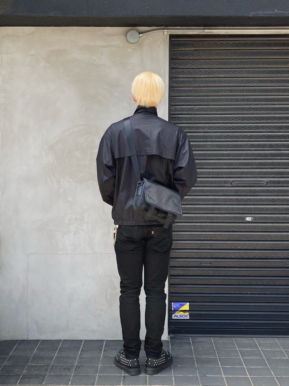 ブラック系のブルゾン、ブラック系のショルダーバッグを着用したメンズの春コーディネートの3枚目の写真