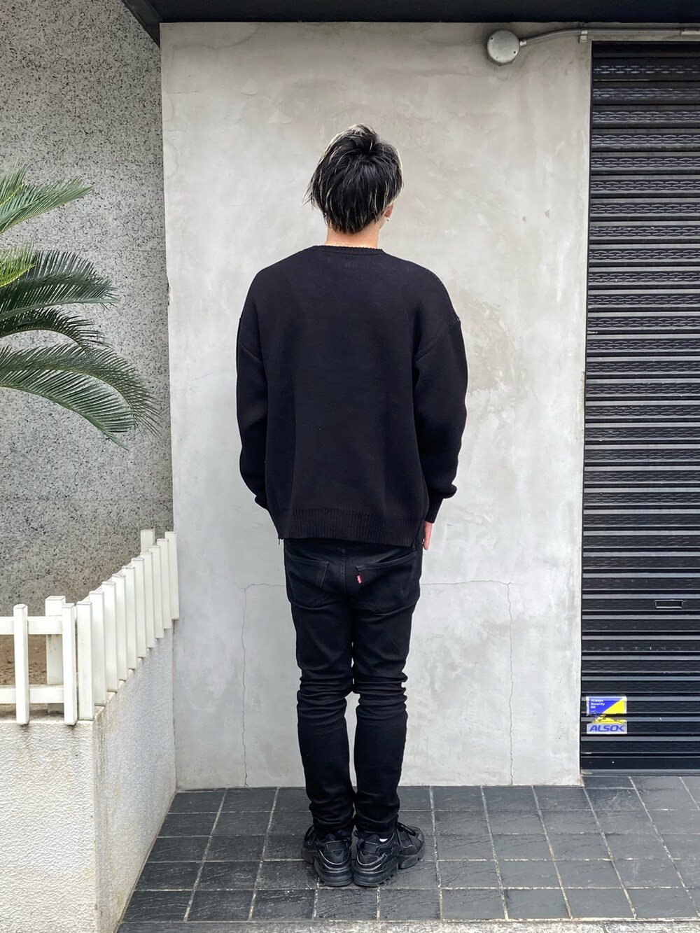 ブラック系のニット/セーター、ブラック系のニット/セーター、ブラック系のニット/セーターを着用したメンズの春コーディネートの3枚目の写真