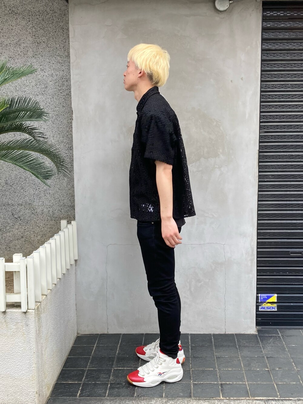 ブラック系のシャツ/ブラウス、ブラック系のデニムパンツ、ブラック系のデニムパンツを着用したメンズの春コーディネートの2枚目の写真