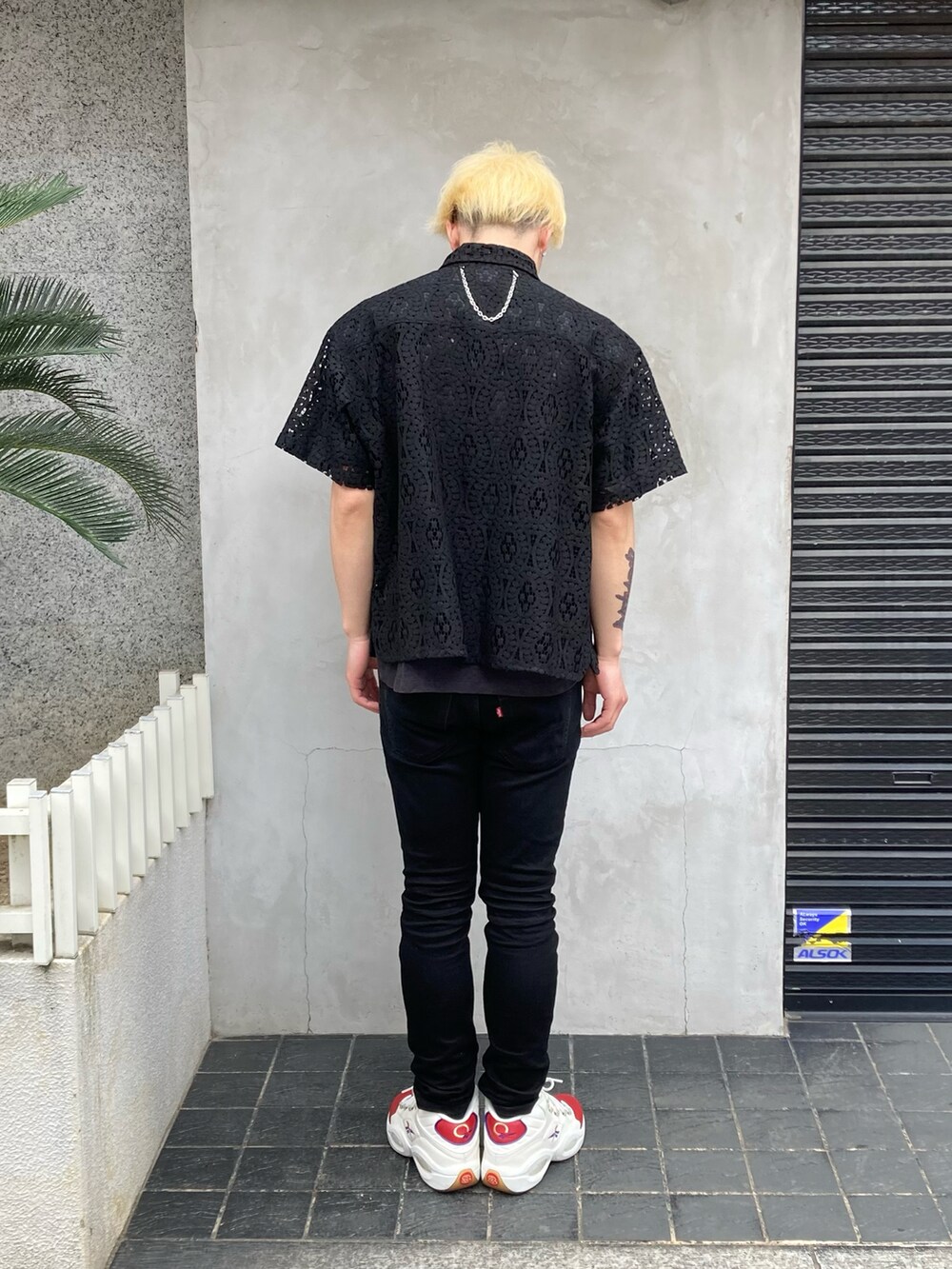 ブラック系のシャツ/ブラウス、ブラック系のデニムパンツ、ブラック系のデニムパンツを着用したメンズの春コーディネートの3枚目の写真