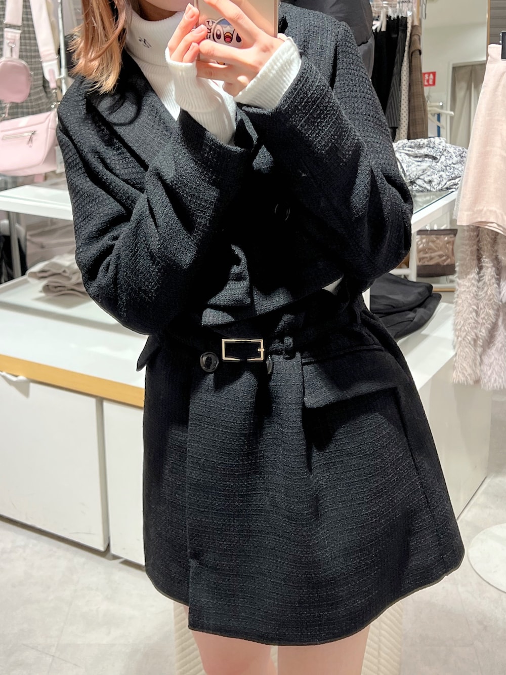 ブラック系のテーラードジャケット、ホワイト系のTシャツ/カットソーを着用したレディースの冬コーディネートの2枚目の写真