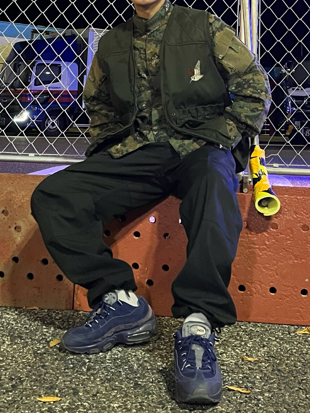 ブラック系のカーゴパンツ、グリーン系のミリタリージャケット、グリーン系のジャケット/アウターを着用したメンズの秋コーディネートの2枚目の写真