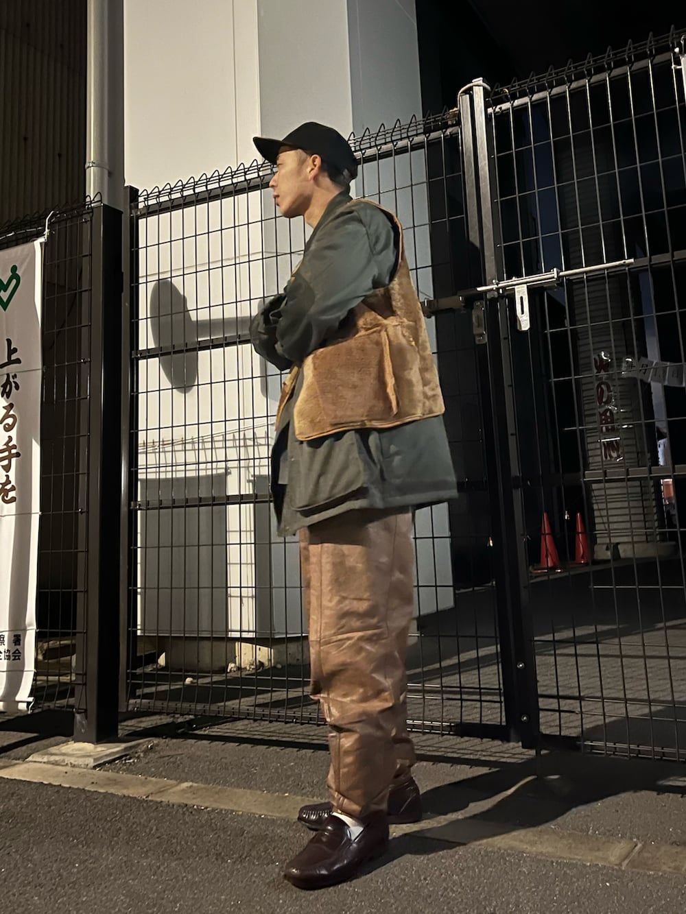 グリーン系のジャケット/アウター、グレー系のスウェット、ブラウン系のローファーを着用したメンズの秋コーディネートの2枚目の写真