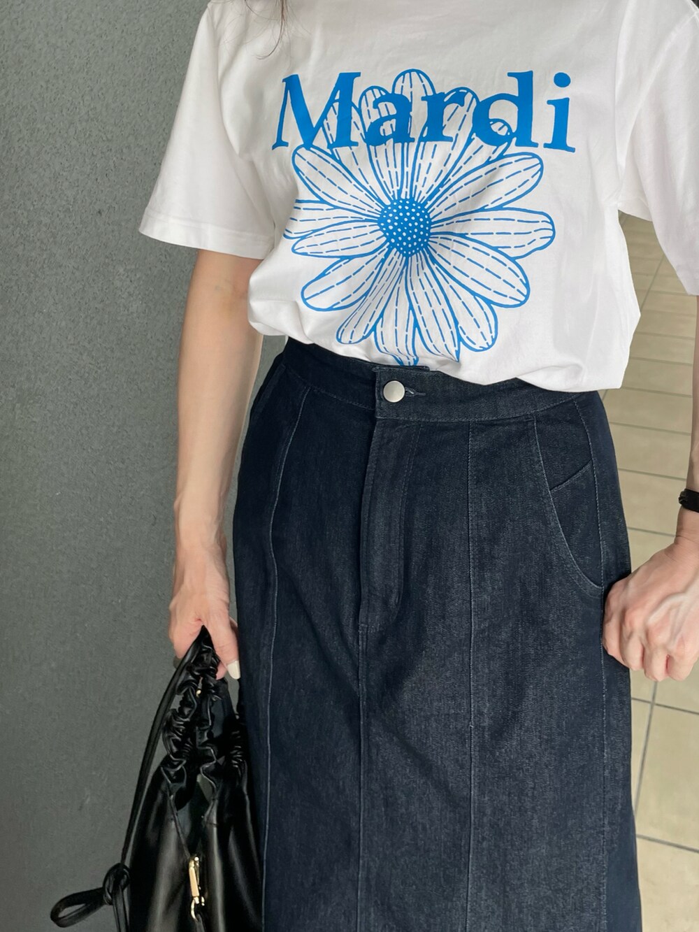 ホワイト系のTシャツ/カットソー、ブルー系のデニムスカートを着用したレディースの夏コーディネートの2枚目の写真