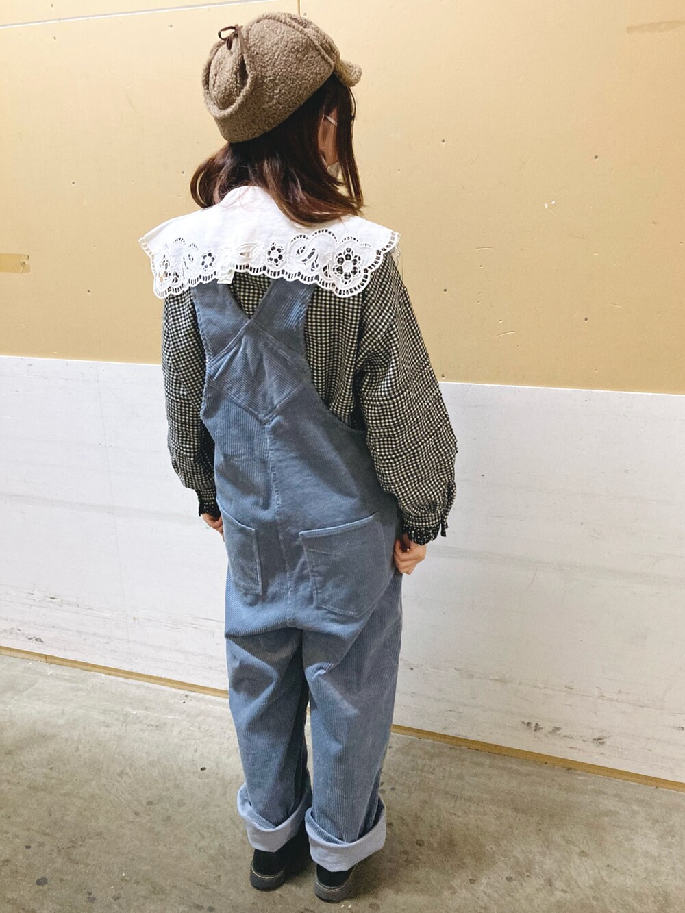 ブルー系のサロペット/オーバーオール、ブラック系のシャツ/ブラウス、ブラック系のシューズを着用したレディースの秋コーディネートの2枚目の写真