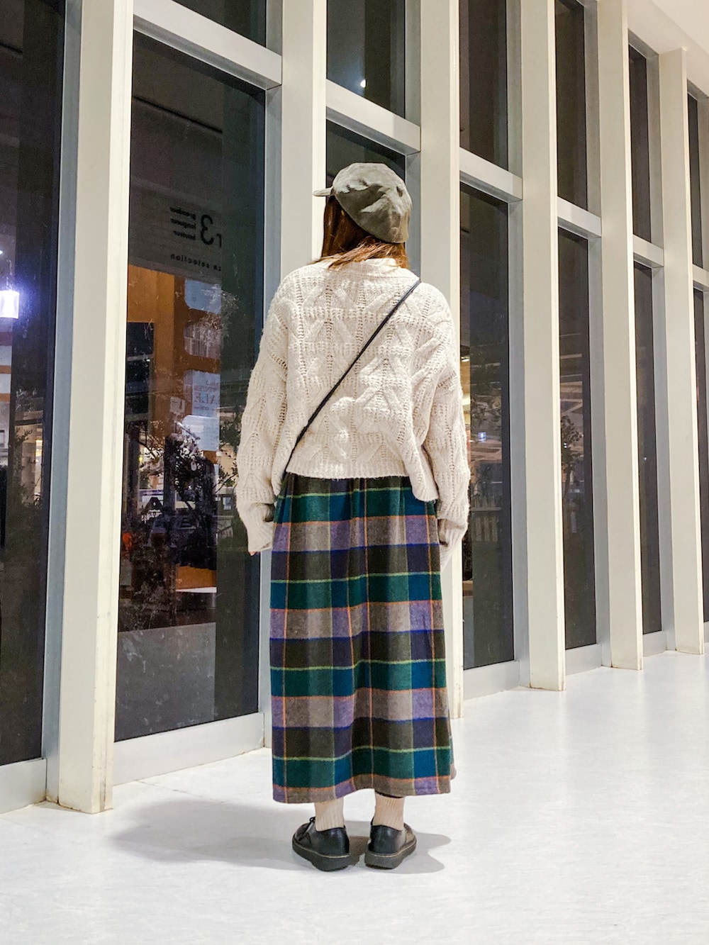 ベージュ系のニット/セーター、ブルー系のスカート、ブラック系のシューズを着用したレディースの冬コーディネートの2枚目の写真