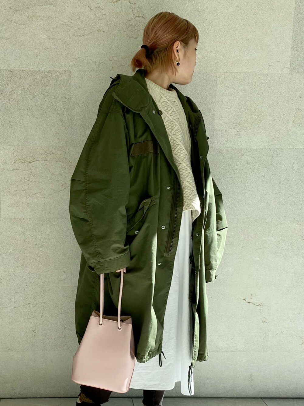 ホワイト系のベスト、グリーン系のモッズコート、ホワイト系のシャツワンピースを着用したレディースの秋コーディネートの2枚目の写真