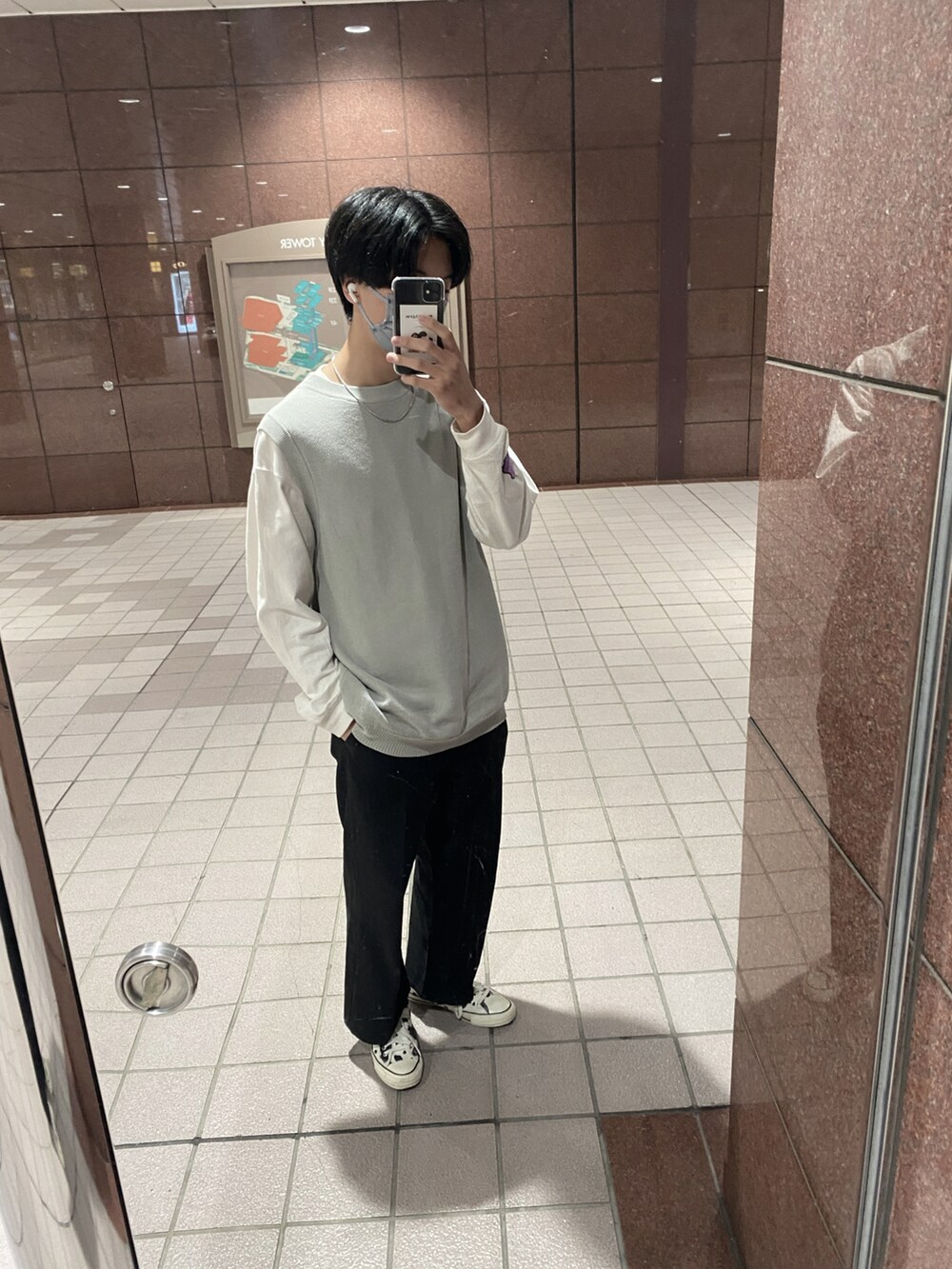 「大人カジュアル、秋冬コーデ、きれいめカジュアル、UNIQLO、remer、休日スタイル、converse、秋コーデ、白スニーカー、モノトーン、着回しコーデ、韓国ファッション、ロンT、ニットベスト、ベスト」｜「SENSE OF PLACE by URBAN RESEARCHのアイテム（スラックス、ブラック系）」を使った、mimimiさん（メンズ・176cm）の秋コーディネートの2枚目の写真