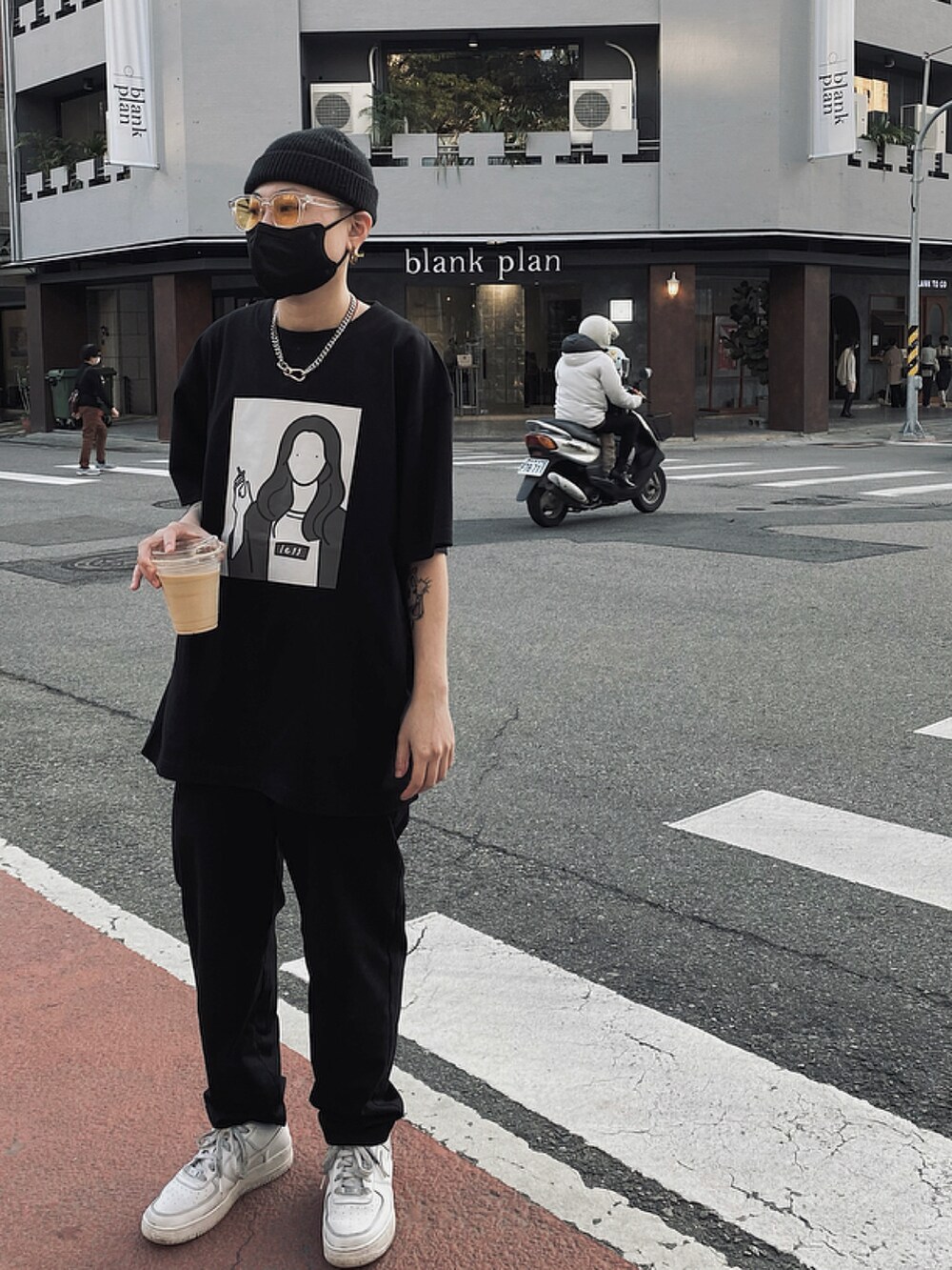 ブラック系のTシャツ/カットソー、ブラック系のファッション雑貨を着用したレディースの春コーディネートの2枚目の写真