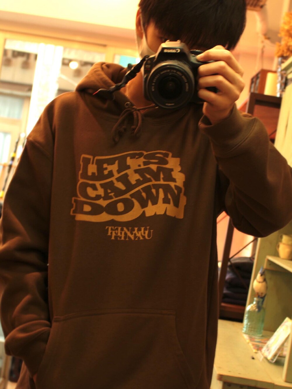 ブラック系のTシャツ/カットソー、ブラック系のパンツを着用したメンズの秋コーディネートの2枚目の写真