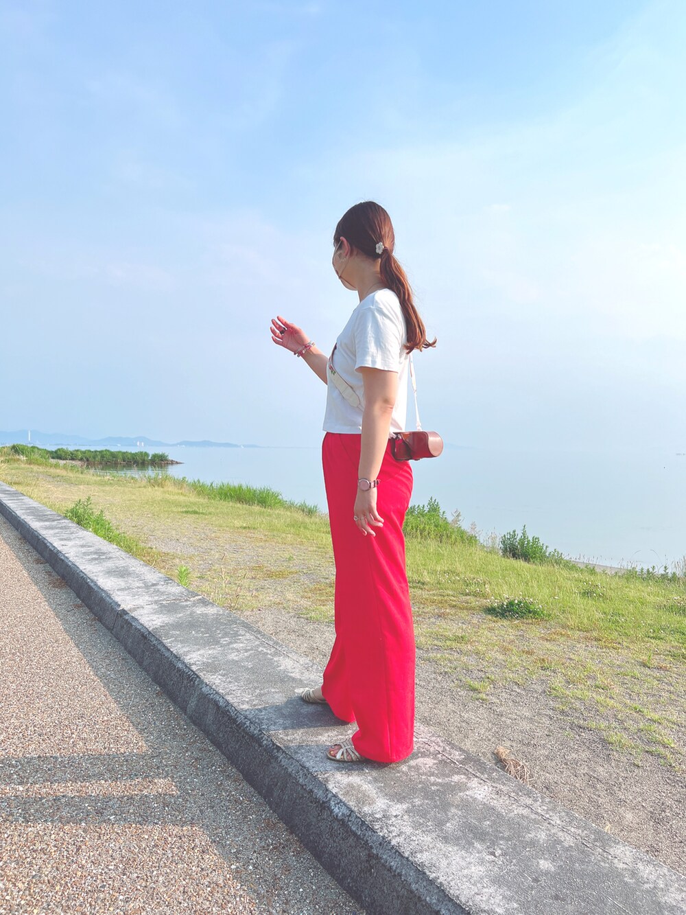 「カジュアルコーデ、シンプルコーデ、GUコーデ、コットンミニt、カラーパンツ、カラーパンツコーデ、ロングヘアー、ぽっちゃりコーデ、プチプラコーデ」｜「GUのカラースラックス(丈標準69～73cm)（パンツ、その他）」を使った、EIGA୨୧ *⑅❤︎·̩͙さん（レディース・163cm）の夏コーディネートの3枚目の写真
