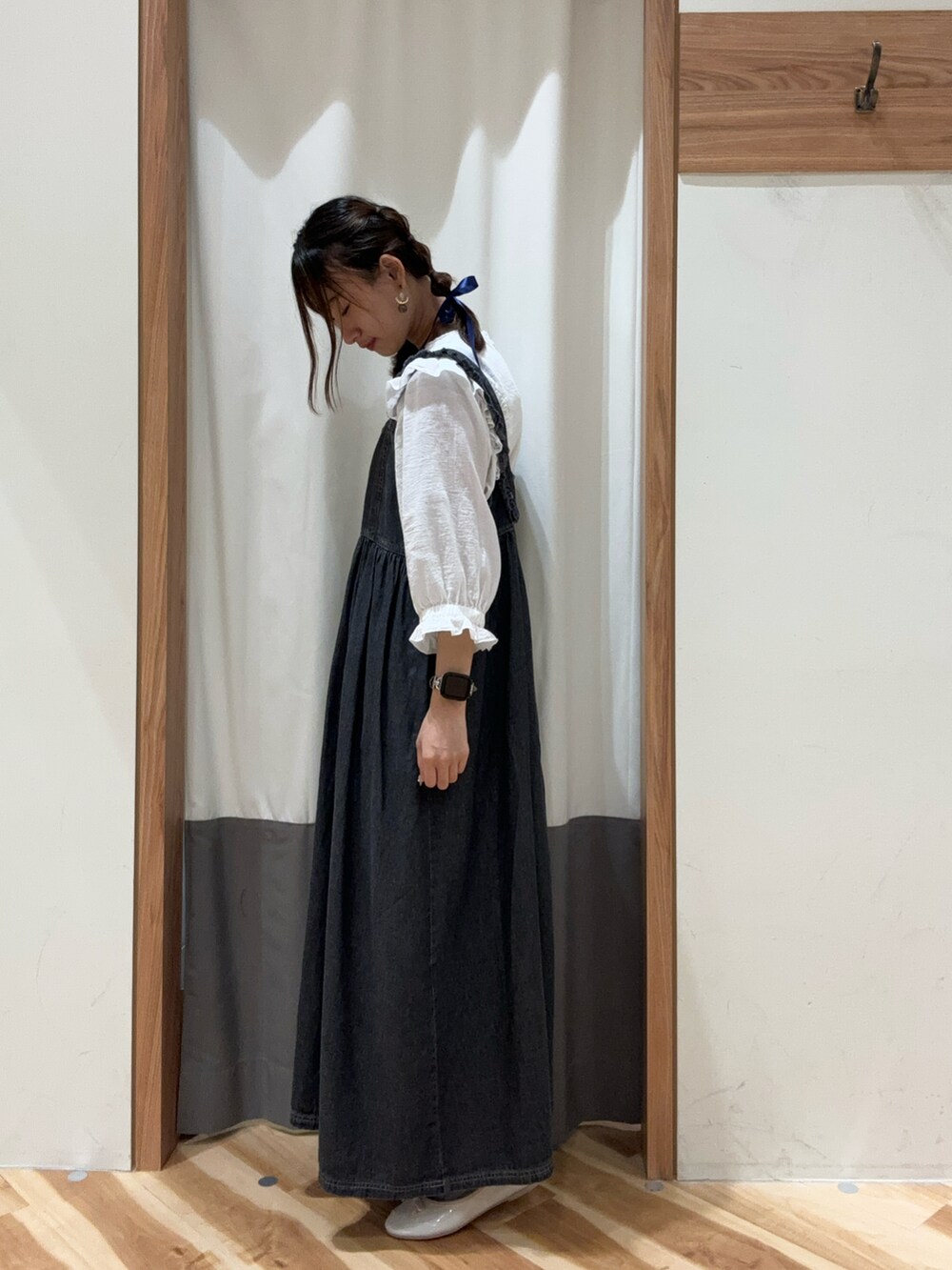 ホワイト系のパンプス、ブラック系のワンピース、ホワイト系のシャツ/ブラウスを着用したレディースの夏コーディネートの2枚目の写真