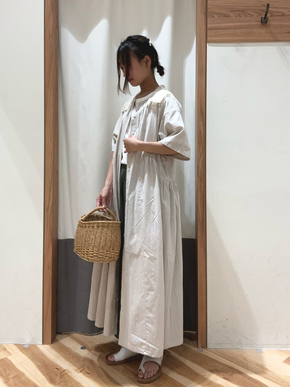 ホワイト系のサンダル、グリーン系のその他パンツ、ホワイト系のワンピースを着用したレディースの夏コーディネートの2枚目の写真