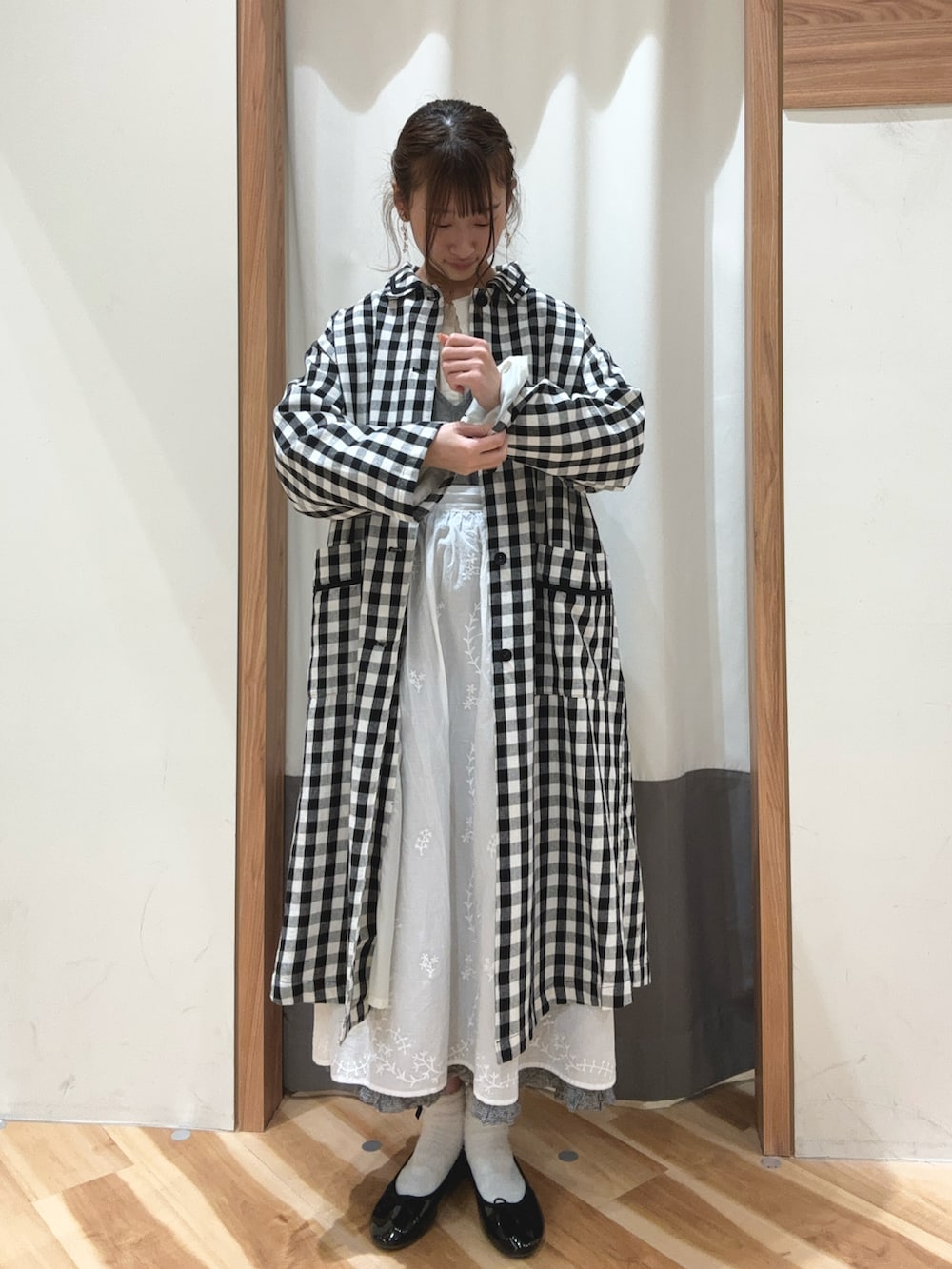 「春のおしゃ見えテクニック、大人カジュアル、大人ガーリー、モノトーン、ジャンパースカート、サマンサ モスモス(Samansa Mos2)、サマンサモスモス、SM2、SM2keittio、イオンモール土岐」|「Samansa Mos2の【S/XLサイズ WEB限定】エナメルメタリックアソートバレエシューズ(パンプス、ブラック系)」を使った、ゆささん(レディース・159cm)の春コーディネートの2枚目の写真