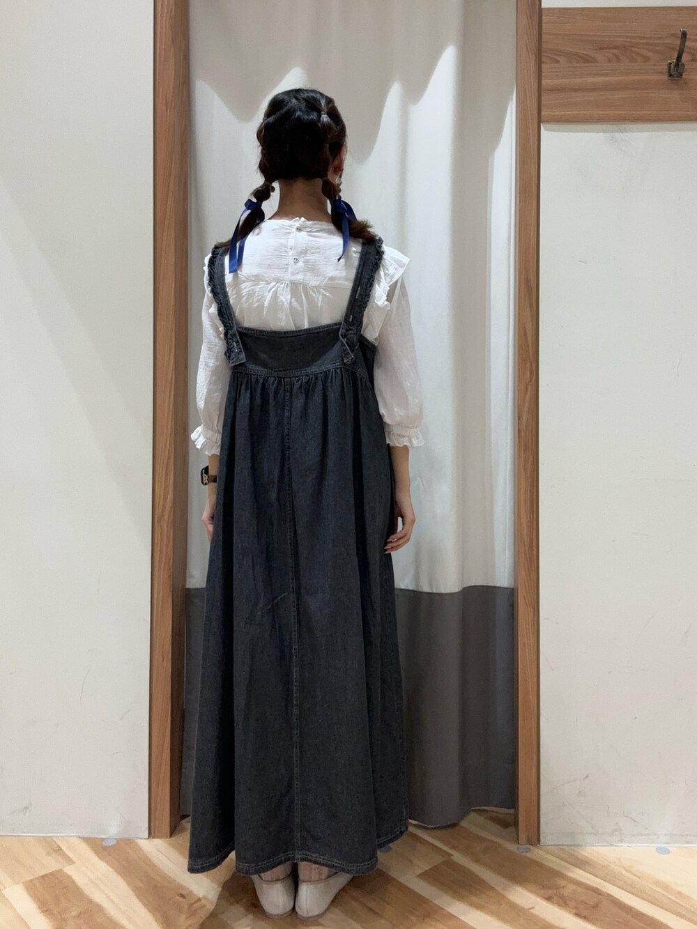 ホワイト系のパンプス、ブラック系のワンピース、ホワイト系のシャツ/ブラウスを着用したレディースの夏コーディネートの3枚目の写真