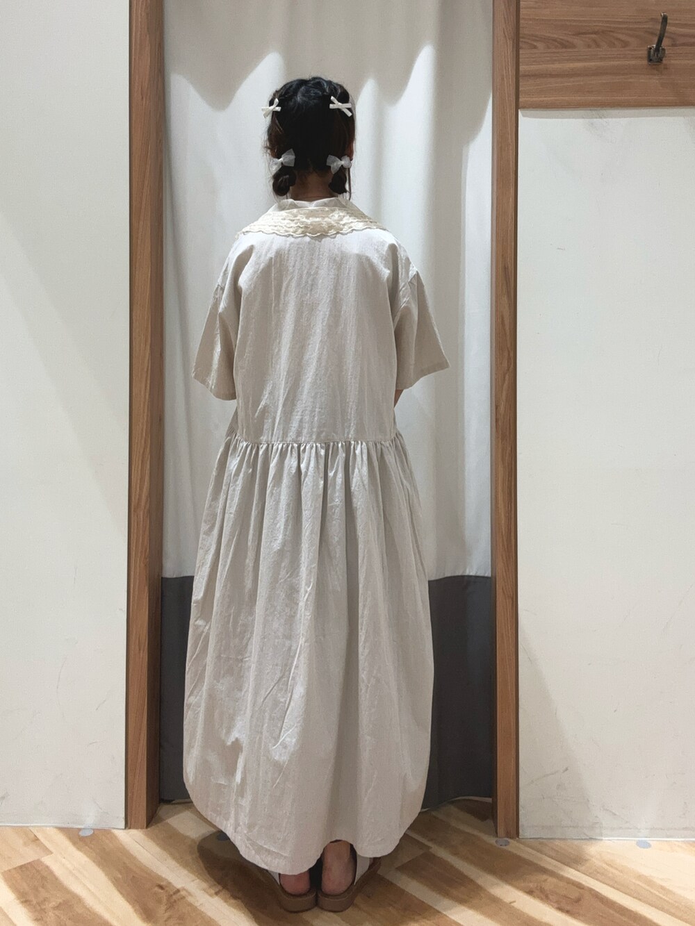 ホワイト系のサンダル、グリーン系のその他パンツ、ホワイト系のワンピースを着用したレディースの夏コーディネートの3枚目の写真