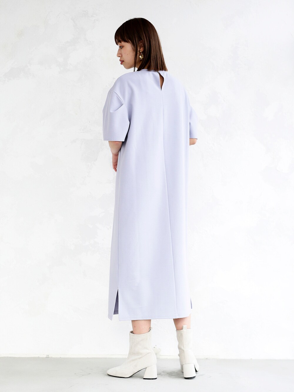 ブルー系のワンピースを着用したレディースの春コーディネートの3枚目の写真