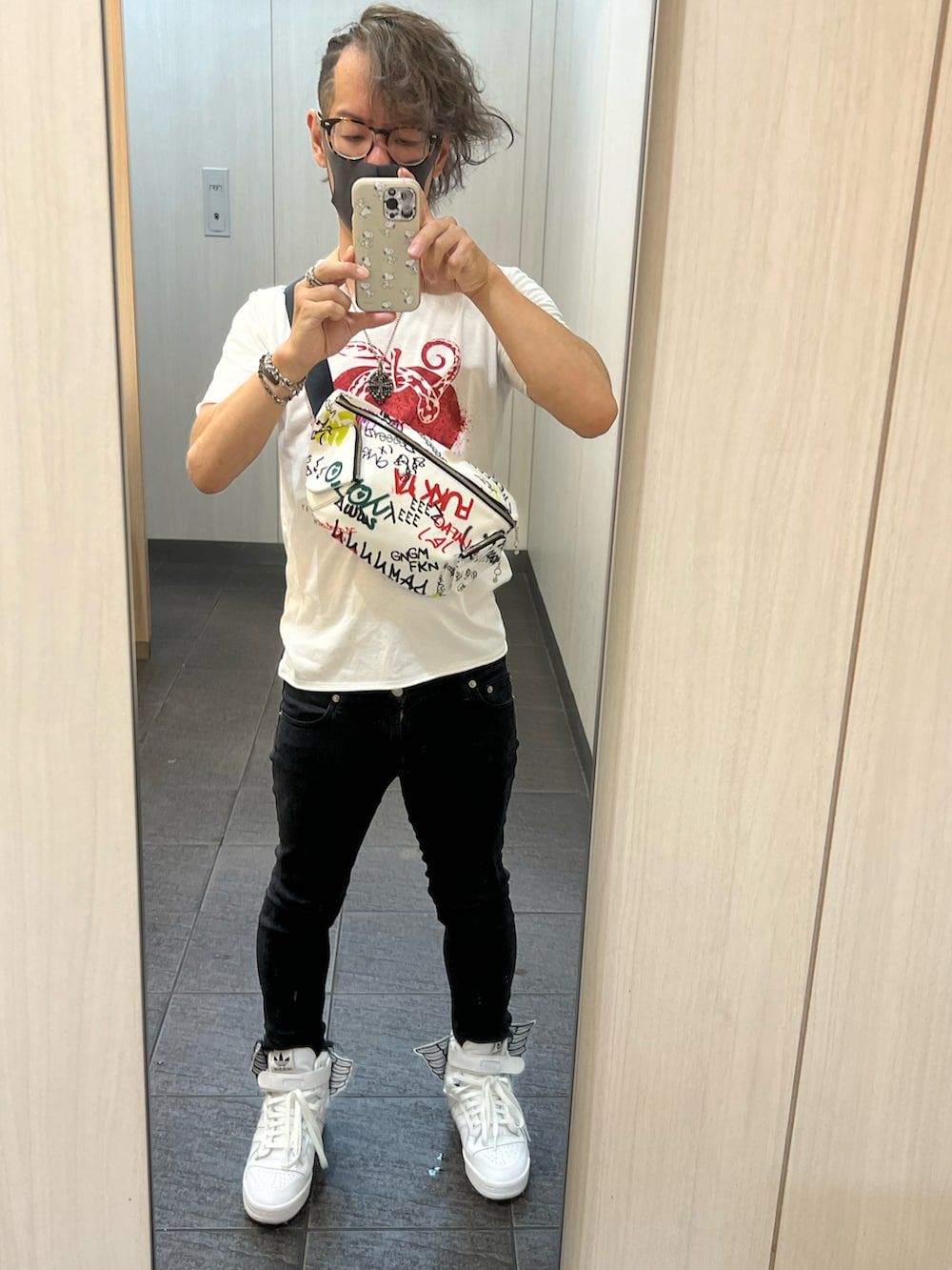 ホワイト系のTシャツ/カットソー、ブラック系のデニムパンツ、ホワイト系のスニーカーを着用したメンズの夏コーディネートの2枚目の写真